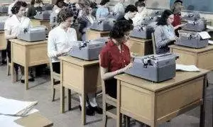 Sommige directeuren maakten geen verschil tussen de vrouwen op het werk en thuis. Als een vrouw zich niet aan de regels of afspraken hield konden ze rekenen op een stevig pak billenkoek.