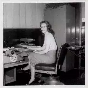 Zeker in het verleden was het helemaal niet ongebruikelijk dat meiden op hun werk ook op hun blote billen kregen.