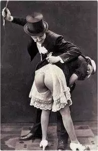 Een glamour girl in 1920 krijgt op haar billen.