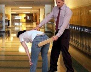 Op sommige Amerikaanse High Schools wordt ook nu nog een paddle gebruikt om straf op de billen te geven.