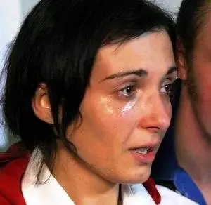 Een vrouw legt uit waarom huilen belangrijk is om billenkoek echt indrukkend te laten zijn, maar ook als emotionele ontlading en opluchting na stress.