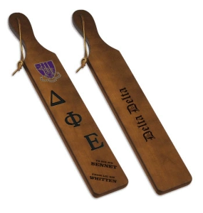 De Delta Phi Epsilon paddle is ook nu nog een Top Seller.