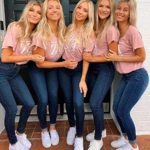 Ook tegenwoordig zijn er nog genoeg sororities waar straf op de billen de gangbare disciplinaire methode is. Het gaat dan niet om een paar klapjes. Vaak is het gewoon op de blote billen en gaat het gepaard met huilen. Het is voor de meisjes echter geen belemmering om lid te willen zijn van zo'n sorority.