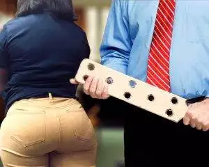 Een moeder krijgt op haar billen omdat ze vooraf wilde ervaren hoe het voelt om met de paddle te krijgen voordat ze instemde met billenkoek bij haar dochter.